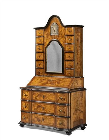 Trumeau lastronato e filettato in legni vari e radica con profili ebanizzati. P