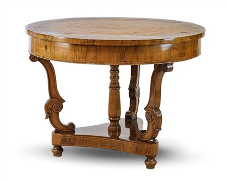 Tavolo circolare lastronato, filettato e intarsiato in legni vari con piano a d