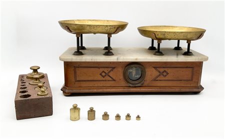 Bilancia con piano marmo e doppio piatto in ottone, corredata dai pesi. Secolo