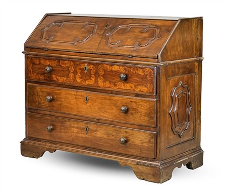 Ribalta in noce con fronte a tre cassetti, calatoia che rivela nove tiretti ed