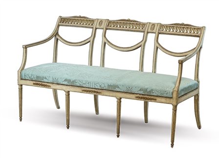 Divano a tre posti in legno laccato e dorato, schienale a giorno con fascia tra