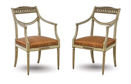 Coppia di poltrone in legno laccato e dorato, schienale a giorno con fascia tra