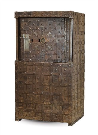 Cassaforte in legno interamente rivestito in ferro borchiato, parte superiore c