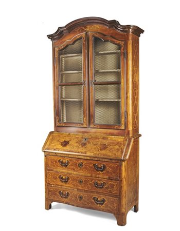 Trumeau in noce con cassetti mossi e anta specchiati in radica, incorniciati da