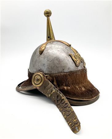 Riproduzione di elmo chiodato "Pickelhaube" con trinacria in ottone dorato a ri