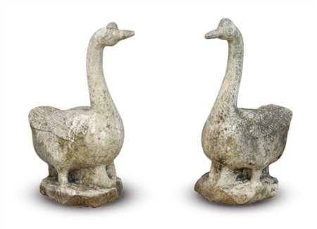 Coppia di sculture in marmo a forma di oche a tutto tondo (cm 34x63) (difetti)