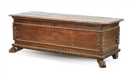 Cassapanca con fronte e fianchi decorati da cornici a foglie, base con bordura