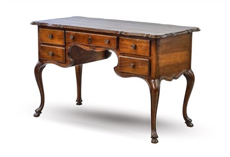 Scrivania da centro con piano sagomato, fronte a cinque cassetti e gambe mosse