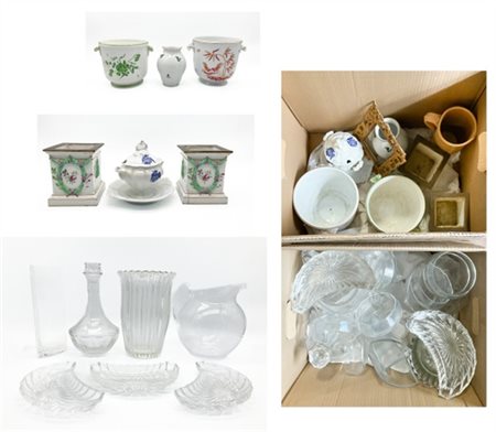 Due cartoni contenenti numerosi oggetti in materiale ed uso differenti tra cui