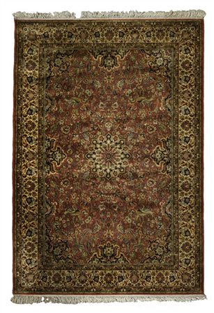 Tappeto meccanico, recente manifattura. Decorato con motivi orientali di fiori