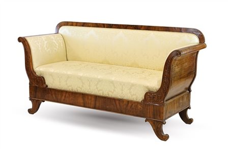 Divano a barca in noce e in radica con fronte decorato da intagli a foglie. Sec