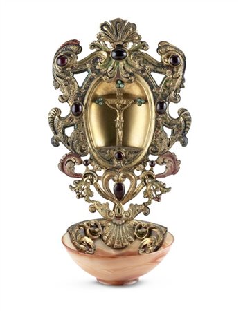 Acquasantiera in rame dorato, inciso, traforato e sbalzato con decoro a volute