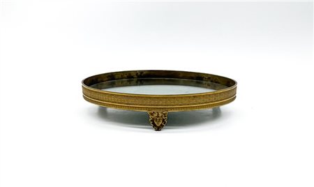 Centrotavola in bronzo dorato con fondo a specchio, fascia decorata a fiori e p