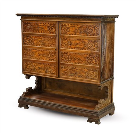 Stipo realizzato con elementi antichi in legni vari, fronte a due sportelli int