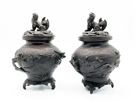 Coppia di incensieri con coperchi in bronzo inciso e traforato. 
Giappone, seco