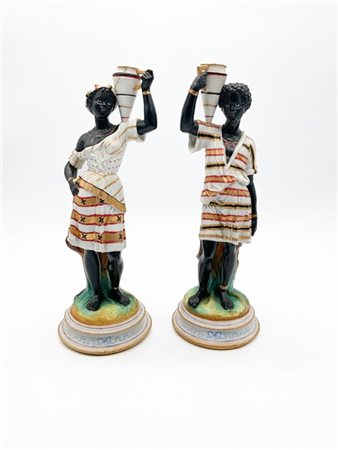 Manifattura francese, secolo XIX. Coppia di candelieri a forma di mori reggi va