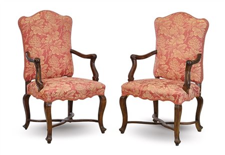 Coppia di antiche poltrone in noce con braccioli terminanti a ricciolo, gambe m