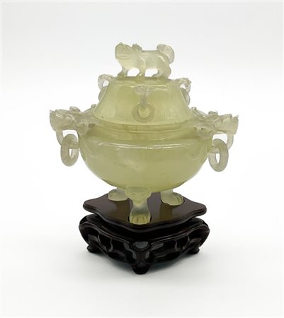 Incensiere tripode in giada con coperchio, anse anellate, presa del coperchio a