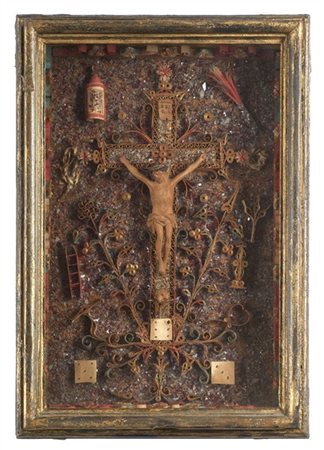Arte del secolo XVIII-XIX. Ex voto con Cristo Crocifisso in legno e paperolle,
