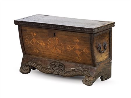 Piccola cassapanca in noce con fronte decorato da intarsi geometrici e base int