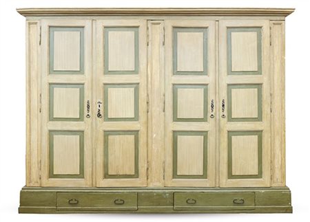 Grande armadio in legno laccato in policromia a quattro ante pannellate e due c