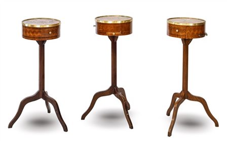 Gruppo di tre gueridon con piano circolare incassato in breccia. Profili in bro