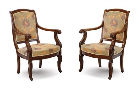Coppia di poltrone in mogano con braccioli terminanti a ricciolo e gambe mosse.