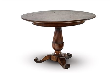 Tavolo con piano circolare in legni vari, sostegno baccellato e scanalato su tr