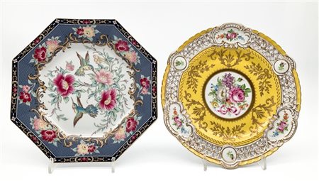 Manifatture diverse, secolo XX. Due piatti in porcellana decorati in policromia