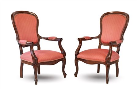 Coppia di poltrone in legno tinto mogano con rivestimento in tessuto amaranto (