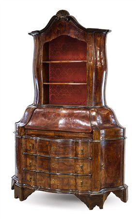 Trumeau impiallacciato in noce e legni vari di forma bombata, parte inferiore c