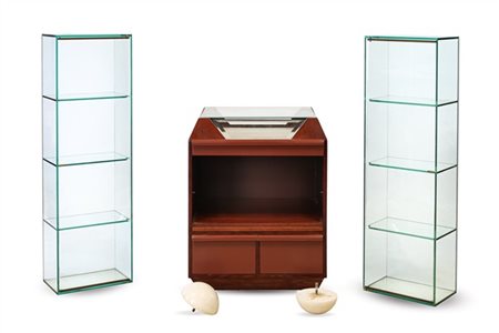 Lotto composto da due vetrine ad un'anta in vetro con quattro ripiani (cm 40x13