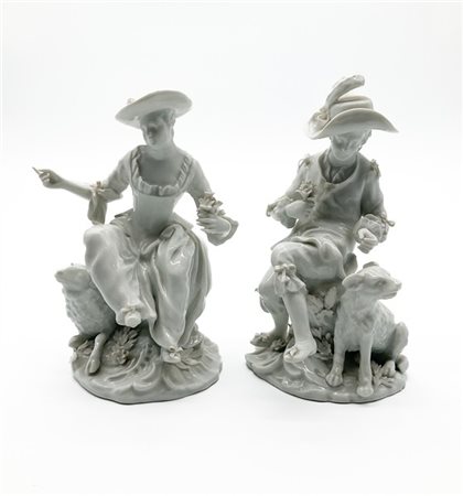Manifattura del secolo XX. Coppia di gruppi pastorali in porcellana bianca. Mar