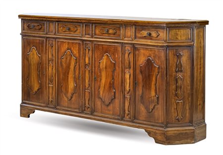 Credenza scantonata in noce e legni vari con quattro sportelli e quattro casset