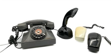 Lotto composto da diversi oggetti fra cui telefoni, radiotrasmittenti e strumen