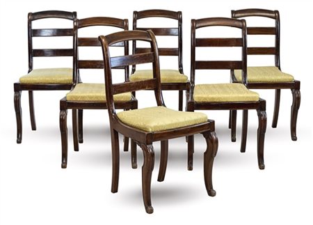 Gruppo di sei sedie in mogano con schienale a giorno e gambe mosse. Secolo XIX.