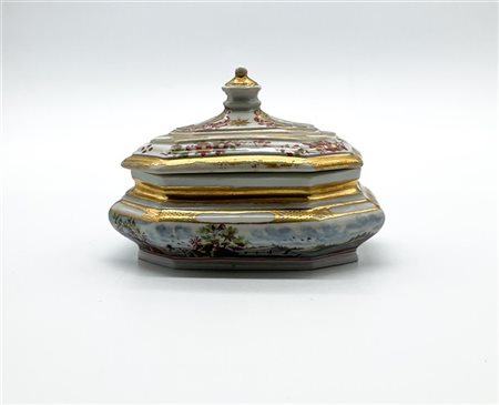 Manifattura KPM. Zuccheriera ottagonale con coperchio in porcellana dipinta in