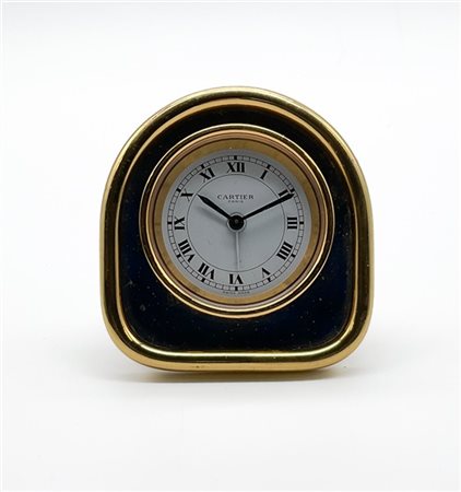 Cartier.
Sveglia da tavolo in ottone dorato e lacca blu con quadrante a numeri