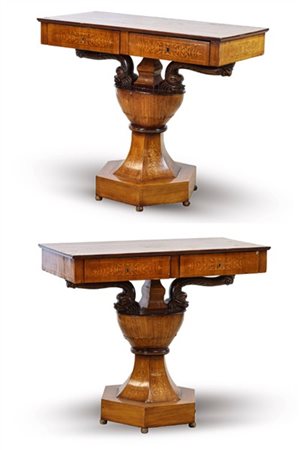 Coppia di tavolini da centro impiallacciati e intarsiati a motivi fitomorfi in