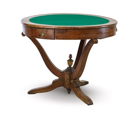 Tavolo da gioco in noce con piano circolare e riserva in panno verde, tre casse