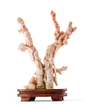 Intaglio in corallo rosa raffigurante una dama che trattiene uno stelo ed uno S