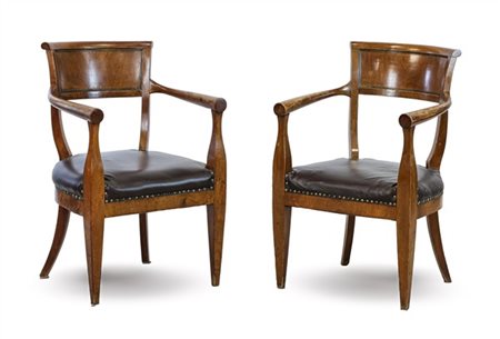 Coppia di poltrone in noce con schienale curvato, gambe posteriori a sciabola,