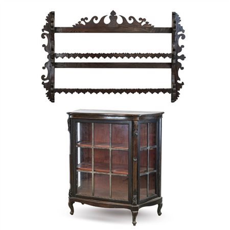 Lotto composto da una vetrinetta in legno ebanizzato con doppio sportello later