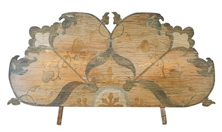 Testiera da letto Liberty in legno sagomato e dipinto a motivi floreali stilizz