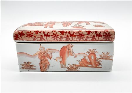 Scatola in porcellana dipinta in monocromia arancione con figure orientali in u