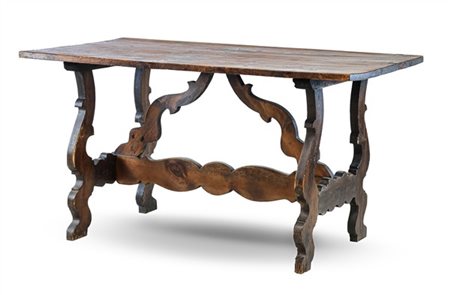 Tavolo fratino in legni vari con gambe a lira raccordate da traversa (cm 148x79