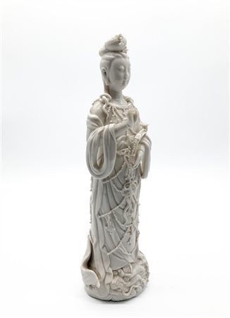Guanyin ingioiellata in porcellana bianca (h. cm 33) (difetti)