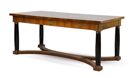 Tavolo da centro in stile Impero in noce con due cassetti nella fascia e un cas