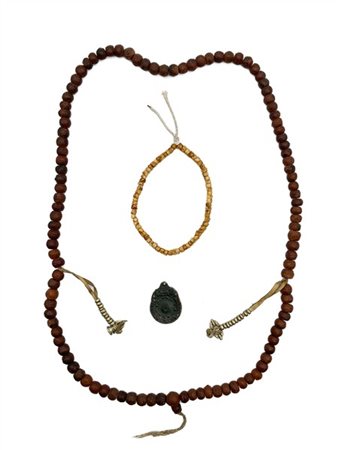Arte del Tibet. Lotto composto da un tasbih (rosario musulmano), un mala in oss