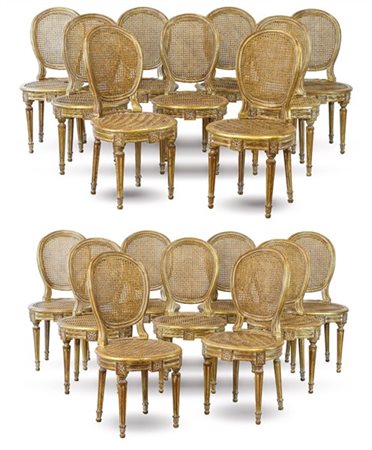 Gruppo di diciotto sedie in stile Luigi XVI in legno dorato con schienale a med